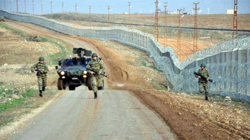 Tirkiye dîwarekê dirêj li ser sînorê Sûriyê ava dike